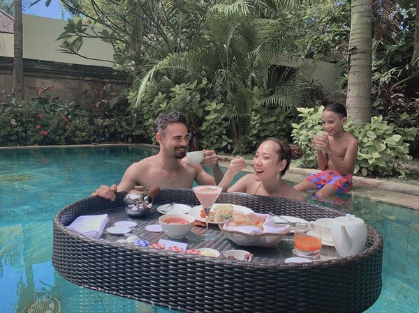 Keluarga kecil ini terlihat kompak saat tengah liburan di Nusa Dua, Bali. (Foto: Instagram @ashrafsinclair) Keluarga kecil ini terlihat kompak saat tengah liburan di Nusa Dua, Bali. (Foto: Instagram @ashrafsinclair)