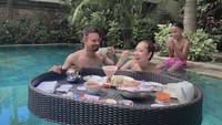 Keluarga kecil ini terlihat kompak saat tengah liburan di Nusa Dua, Bali. (Foto: Instagram @ashrafsinclair)
