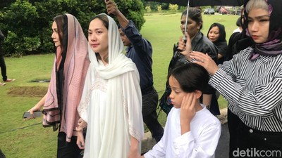 Senyum Getir Bunga Citra Lestari di Pemakaman Ashraf Sinclair