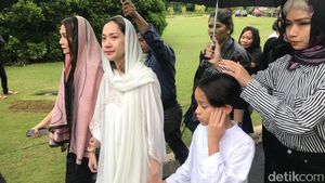 Senyum Getir Bunga Citra Lestari di Pemakaman Ashraf Sinclair