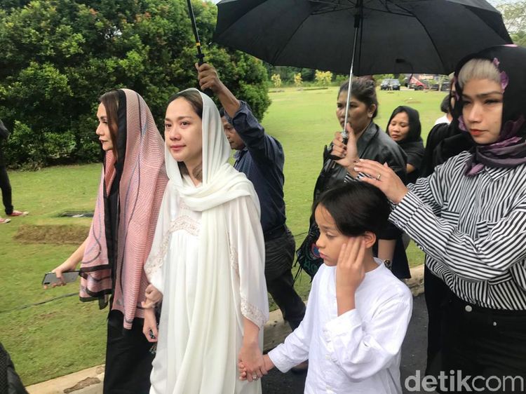 Senyum Getir Bunga Citra Lestari di Pemakaman Ashraf Sinclair