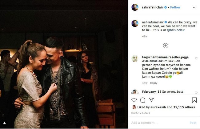 Ini adalah momen mesra BCL dan Ashraf Sinclair saat pelantun Sunny itu berulang tahun ke-36. Selalu kompak dalam melakukan apapun, Ashraf pun menulis di Instagram dengan kata-kata ini: We can be crazy, we can be cool, we can be who we want to be... this is us @bclsinclair. Foto: Instagram