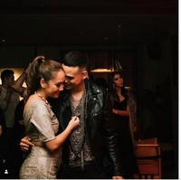 Ini adalah momen mesra BCL dan Ashraf Sinclair saat pelantun Sunny itu berulang tahun ke-36. Selalu kompak dalam melakukan apapun, Ashraf pun menulis di Instagram dengan kata-kata ini: We can be crazy, we can be cool, we can be who we want to be... this is us @bclsinclair. Foto: Instagram