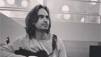 Selain itu Ashraf juga ternyata bisa bermain gitar. Dok. Instagram/ashrafsinclair