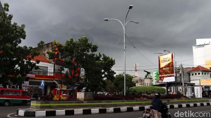 Awan mendung menggelayut di Kota Bandung, Jawa Barat. Hujan pun diperkirakan segera turun.