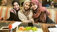 Bersama Sungkar bersaudara, Bella memamerkan kedekatannya dengan Zaskia Sungkar dan Shireen Sungkar di salah satu restoran Jepang. Mereka terlihat sedang menyantap sashimi salmon yag lezat Foto: Instagram @laudyacynthiabella