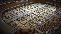 Bisa dibilang lokasi ini menjadi rumah sakit sementara yang dikonversi dari gedung olahraga atau Wuhan Sport Center di Provinsi Hubei, China. Xiao Yijiu/Xinhua via AP.