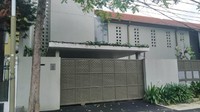 Berapa harganya? Menurut situs jual beli properti, rumah di kawasan itu umumnya dijual di atas Rp 20 miliar.