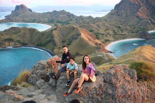 Ashraf dan BCL sering mengajak Noah untuk liburan bersama. Seperti momen saat ketiganya berlibur ke Pulau Padar, Labuan Bajo ini. Ashraf menuliskan di akun Instagramnya,The three of us with the three sister beaches... #labuanbajo #padarisland. Foto: Dok. Instagram @ashrafsinclair.