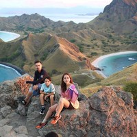 Ashraf dan BCL sering mengajak Noah untuk liburan bersama. Seperti momen saat ketiganya berlibur ke Pulau Padar, Labuan Bajo ini. Ashraf menuliskan di akun Instagramnya,The three of us with the three sister beaches... #labuanbajo #padarisland. Foto: Dok. Instagram @ashrafsinclair.