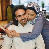 10 Momen Keakraban Ashraf Sinclair dan Ibunda yang Bikin Haru