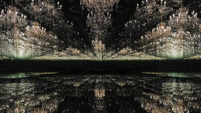 Karya Seni Instalasi Yayoi Kusama Chandelier of Grief Karya Seni Instalasi Yayoi Kusama Chandelier of Grief