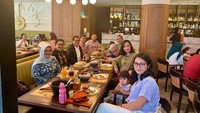 Makan siang bersama keluarga, Pramono menuliskan pesan menyentuh. Makan siang ditraktir anak lanangku @dhitopramono, rasanya beda banget. Tidak terasa sdh punya anak yg sdh bisa traktir keluarga besar dari hasil jerih payahnya sendiri, katanya. Foto: Instagram pramonoanungw