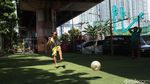 Asyiknya Bermain Sepakbola di Kolong Tol Grogol