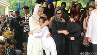 Bunga Citra Lestari dan Noah tampak saling menguatkan usai ditinggal sosok kepala keluarga tersebut.
