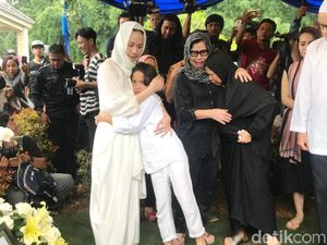 Kembali dari Pemakaman Ashraf, BCL Disambut Pelukan Rekan Artis