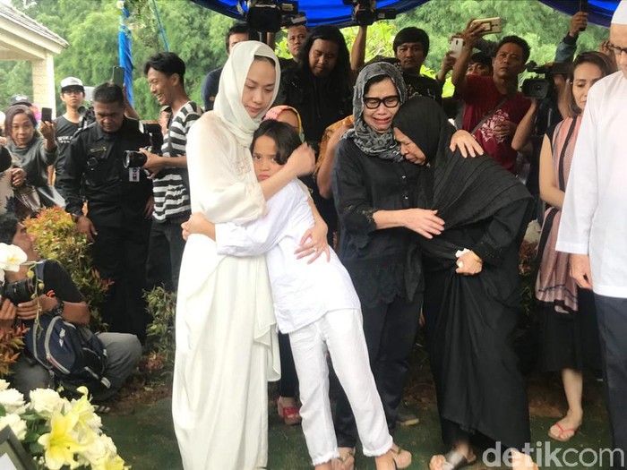 Bunga Citra Lestari di pemakaman Ashraf Sinclair.