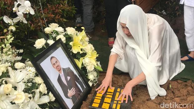 BCL Peluk Sang Anak Saat Jenazah Ashraf Sinclair Dimakamkan