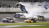 Sebelumnya, Ryan Newman (6) bertabrakan dengan Corey LaJoie (32). AP Photo/Terry Renna.