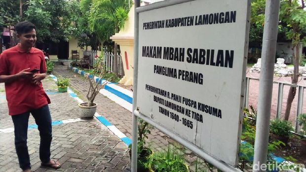 Dalam beberapa hari terakhir, mitos Kediri wingit atau angker bagi presiden ramai diperbincangkan. Ternyata, Kediri juga dianggap angker bagi warga Lamongan yang mempercayainya.