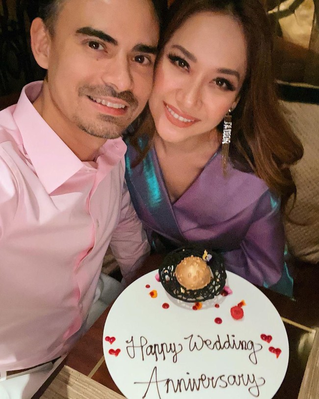 Ulang tahun pernikahan yang ke-11 pada 2019 kemarin, baik BCL dan Ashraf Sinclair kompak berbagi foto momen pernikahan mereka. Keduanya pun memberikan kata-kata manis dalam unggahan fotonya di Instagram Foto: Instagram @bclsinclair