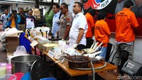 Kabid Humas Polda Metro Jaya Kombes Polisi Yusri Yunus memberikan penjelasan terkait pengungkapan kasus kosmetik ilegal tersebut.