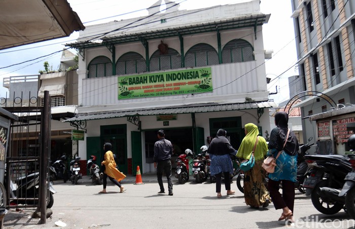 Toko herbal Babah Kuya Indonesia menjadi salah satu toko herbal tertua yang ada di Kota Bandung, Jawa Barat. Toko herbal ini sudah berdiri sejak dua abad lalu, yaitu pada tahun 1800.