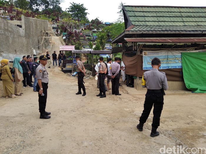 Polisi membongkar makam balita Muhammad Yusuf (4), yang tewas terjatuh saat dititip di PAUD di Samarinda, Kaltim. Tulang leher Yusuf dibawa tim forensik.