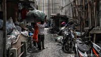 Ketimpangan ekonomi pun semakin terlihat, tak terkecuali di Jakarta. Sebagai kota yang menjadi pusat pemerintahan, perekonomian, dan hiburan, Jakarta dipenuhi dengan beragam gedung bertingkat yang megah nan gemerlap. Namun, pemandangan kontras justru terlihat saat mengunjungi pinggiran kota.