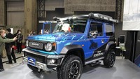 Di Jimny Sierra ini modifikasinya cukup minimalis di sisi eksterior. Hanya mengganti roda, mengubah grille, bemper, repainting, dan menambah aksesori di atap.Foto: Response