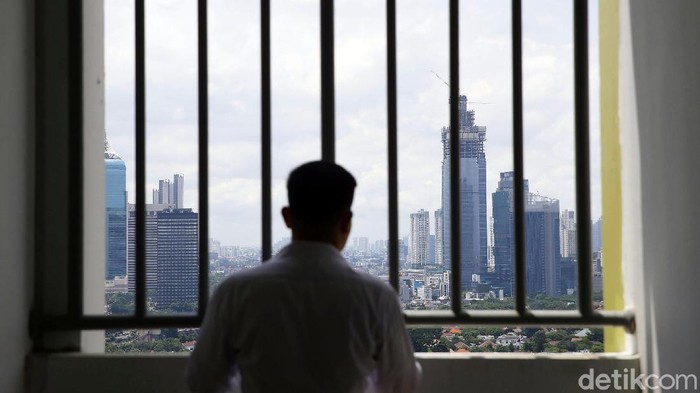 Rusunawa Pasar Rumput dibangun dengan perpaduan antara kios pasar dan hunian. Yuk, lihat bagian dalam hunian di Rusunawa yang telah rampung pembangunannya ini.