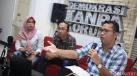 Aktivis anti korupsi Wana Alamsyah (tengah) dan Tama S Langkun (kanan) memaparkan hasil pemantauan Tren Penindakan Kasus Korupsi 2015-2019 di kantor ICW, Jakarta, Selasa (18/2/2020).