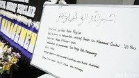 Whiteboard berisi keterangan Ashraf Sinclair, suami BCL meninggal dunia. Foto: Palevi/detikHOT