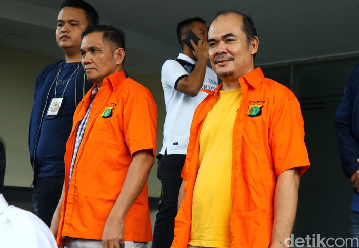 Polisi menangkap pelaku pencemaran nama baik terhadap istri Wali Kota Manado Vicky Lumentut, Julyeta Paulina Amelia Runtuwene. Begini tampang keduanya.