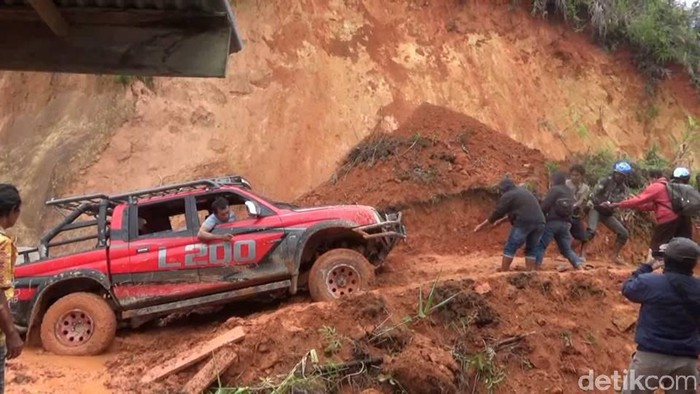 Tanah longsor kembali melumpuhkan akses jalan utama yang menghubungkan Kabupaten Mamasa, Sulawesi Barat, dan Kabupaten Toraja, Sulawesi Selatan (Abdy Febriady/detikcom)