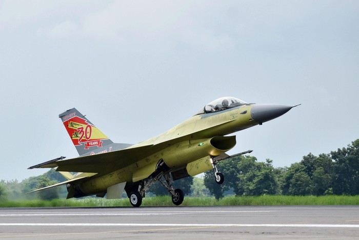 TEST FLIGHT PESAWAT TEMPUR F-16 Penerbang dari pabrik pesawat Lockheed Martin Amerika Serikat melakukan βtest flightβ perdana pesawat tempur F-16 setelah menjalani βupgradeβ di Lanud Iswahjudi Magetan, Jawa Timur, Selasa (18/2/2020). TNI AU melakukan upgrade 10 unit pesawat tempur F-16 yang dikerjakan para teknisi TNI AU dan PT Dirgantara Indonesia di bawah supervisi Lockheed Martin. ANTARA FOTO/Siswowidodo/aww.