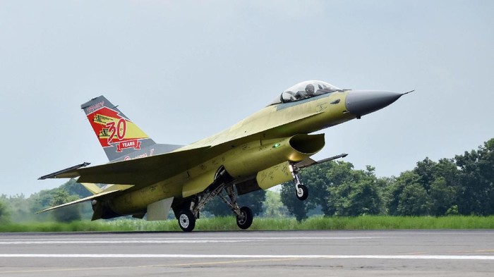 Penerbang dari pabrik pesawat Lockheed Martin Amerika Serikat melakukan ‘test flight’ perdana pesawat tempur F-16 setelah menjalani ‘upgrade’ di Lanud Iswahjudi Magetan, Jawa Timur, Selasa (18/2/2020). TNI AU melakukan upgrade 10 unit pesawat tempur F-16 yang dikerjakan para teknisi TNI AU dan PT Dirgantara Indonesia di bawah supervisi Lockheed Martin. ANTARA FOTO/Siswowidodo/aww.