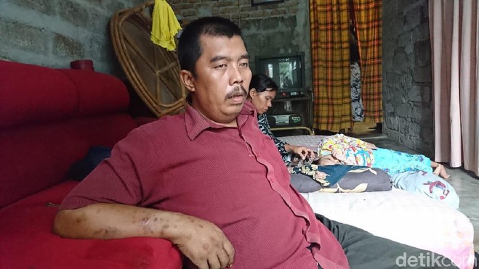 Rahmat, warga Deli Serdang, Sumut, berencana menjual ginjalnya demi pengobatan anak tercinta (Ahmad Arfah/detikcom)