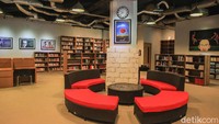 Perpustakaan Freedom Institute letaknya di Wisma Bakrie, Kuningan, Jakarta Selatan, Halte Busway Kuningan Madya tepat berada di depan gedung ini, tak perlu berjalan jauh traveler sudah sampai di tempat tujuan.  (Ari Saputra/detikcom)