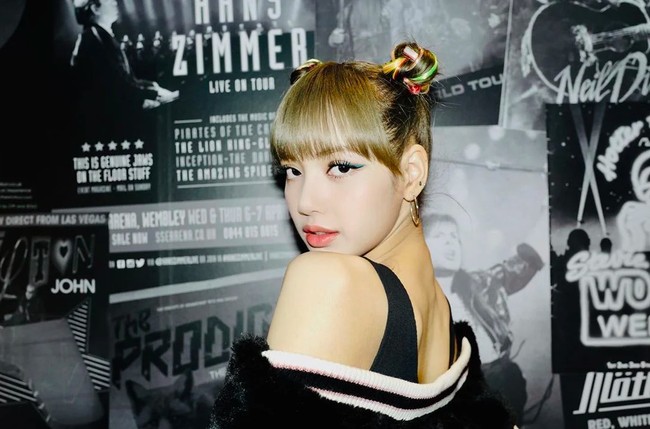 Rambut Pucca membuat penampilan terlihat lebih imut dan manis. Tapi Lisa BLACKPINK tetap tampak edgy dan funky dengan gaya rambut cepol dua ini. Foto: Istimewa