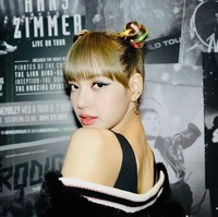 Rambut Pucca membuat penampilan terlihat lebih imut dan manis. Tapi Lisa BLACKPINK tetap tampak edgy dan funky dengan gaya rambut cepol dua ini. Foto: Istimewa