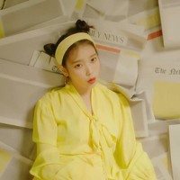 IU pun tak ketinggalan ikut tren gaya rambut Pucca. Di video klip Bbibbi, penyanyi sekaligus aktris ini memadukan rambut Pucca dengan bandana kuning. Foto: Istimewa