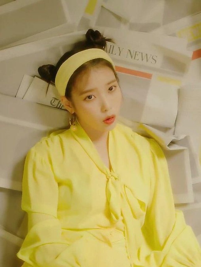 IU pun tak ketinggalan ikut tren gaya rambut Pucca. Di video klip Bbibbi, penyanyi sekaligus aktris ini memadukan rambut Pucca dengan bandana kuning. Foto: Istimewa