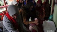Seorang balita merontak menolak diberi vitamin A.