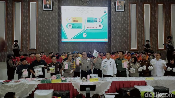 Polrestabes Surabaya menggelar ungkap kasus narkotika selama dua bulan terakhir. Ada 30,2 kg sabu yang disita polisi.
