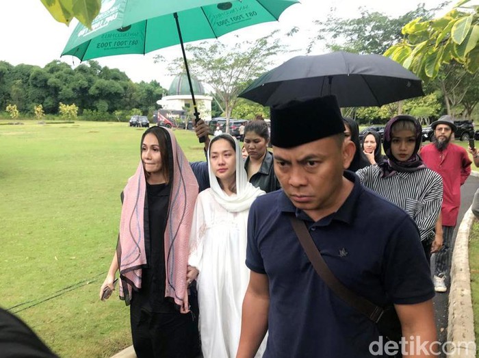 Bunga Citra Lestari dan keluarga Ashraf Sinclair di San Diego Hills.