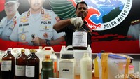 Kosmetik yang diproduksi para pelaku antara lain krim pagi malam, pembersih wajah hingga sabun wajah. 
