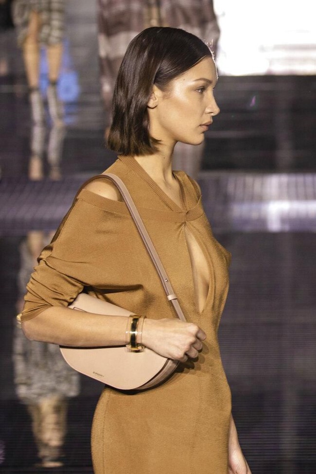 Meski minim pulasan makeup, aura kecantikan alami tetap terpancar dari wajahnya. Sebelum tampil, Bella Hadid mengunggah video Instagram Stories yang memperlihatkan kulit wajanya dilapisi masker emas. (Foto: Vianney Le Caer/Invision/AP)