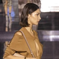 Meski minim pulasan makeup, aura kecantikan alami tetap terpancar dari wajahnya. Sebelum tampil, Bella Hadid mengunggah video Instagram Stories yang memperlihatkan kulit wajanya dilapisi masker emas. (Foto: Vianney Le Caer/Invision/AP)