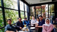 Pramono juga sering meluangkan waktu untuk kumpul bersama keluarga dan sanak saudara. Seperti ketika ia sempatkan makan siang bersama. Foto: Instagram pramonoanungw